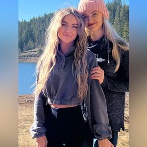 🌷Navy blue cropped sweater - XS🌷